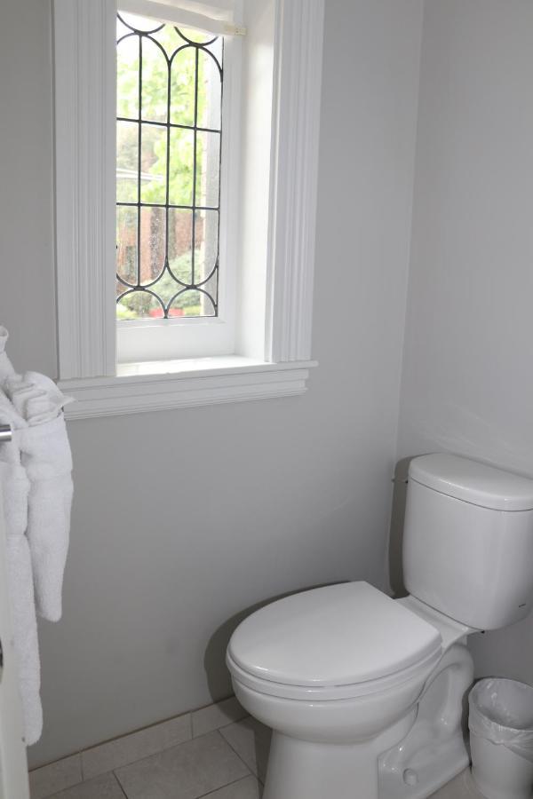 A Stylish Stay W/ A Queen Bed, Heated Floors.. #18 Brookline Exterior foto